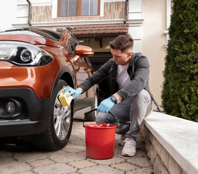 Lavage auto à domicile Crécy-la-Chapelle : professionnel intervenant sur un véhicule